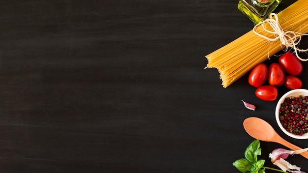 Ingredienti per la pasta italiana su sfondo nero