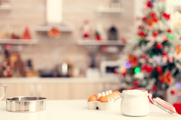 Ingredienti per la preparazione di deliziosi biscotti in tavola