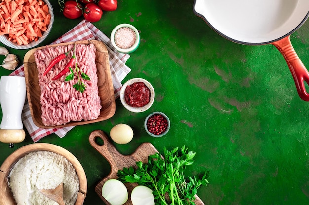 Ingredienti per la preparazione di rotoli di pasta di crema con carne macinata in padella