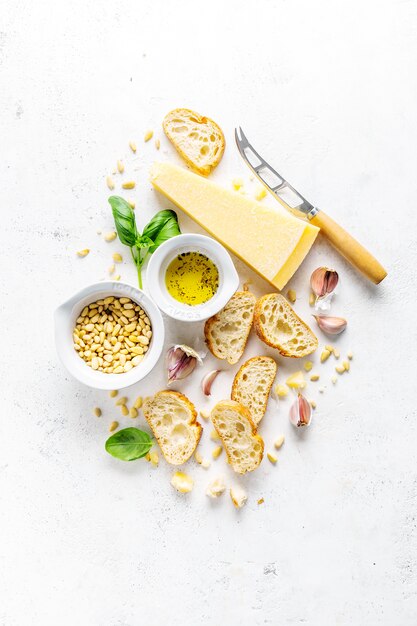 Ingredienti per pesto e pane chiabatta