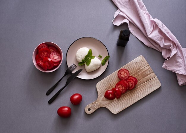 Ingredienti per preparare una deliziosa Caprese (mozzarella e insalata di pomodori)