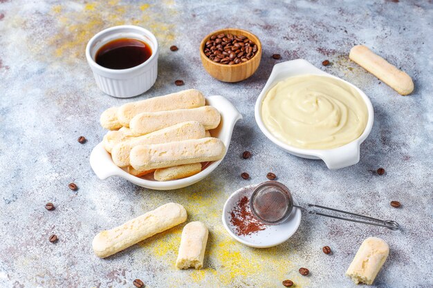 Ingredienti per produrre dessert tiramisù, vista dall'alto con spazio di copia.