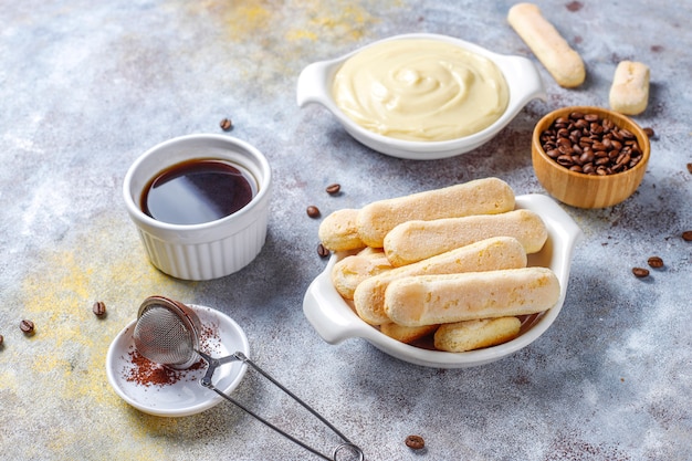 Ingredienti per produrre dessert tiramisù, vista dall'alto con spazio di copia.