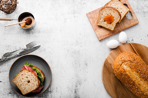 Ingredienti sandwich colazione vista dall'alto