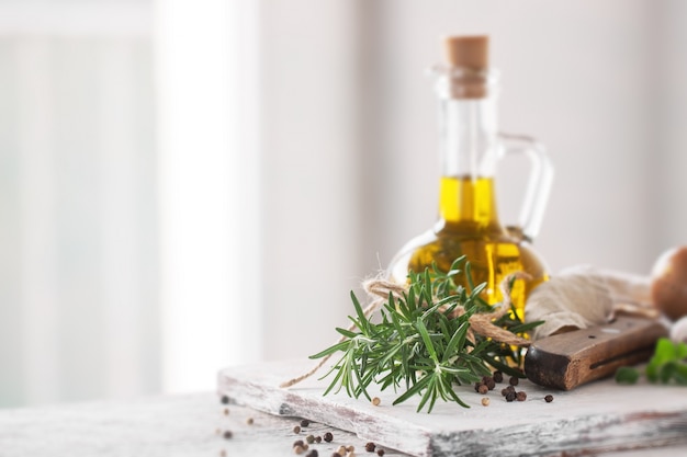 Ingredienti sani su un tavolo da cucina - spaghetti, olio d&#39;oliva, t
