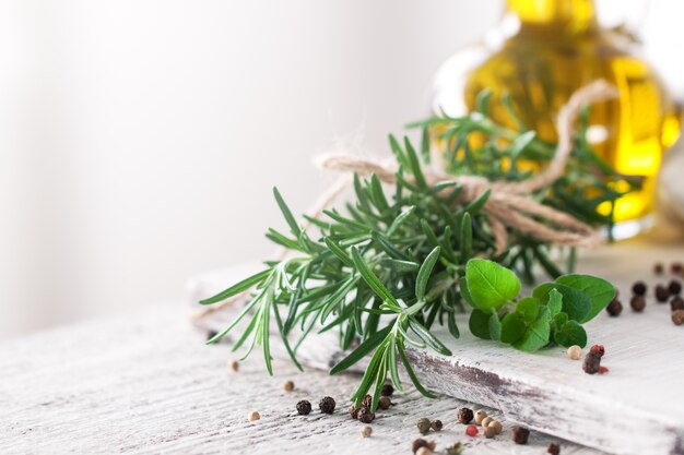 Ingredienti sani su un tavolo da cucina - spaghetti, olio d&#39;oliva, t