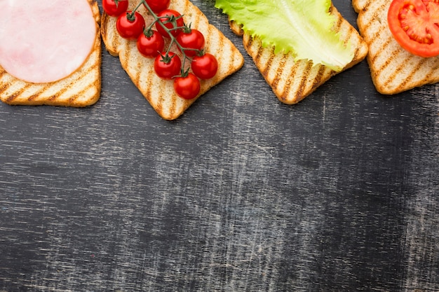 Ingredienti su pane tostato