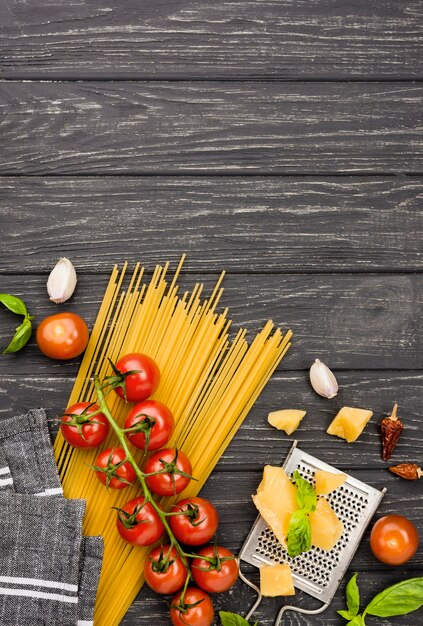 Ingredienti vista dall'alto per gli spaghetti