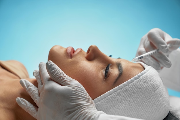 Iniezione cosmetica di botox nella fronte femminile