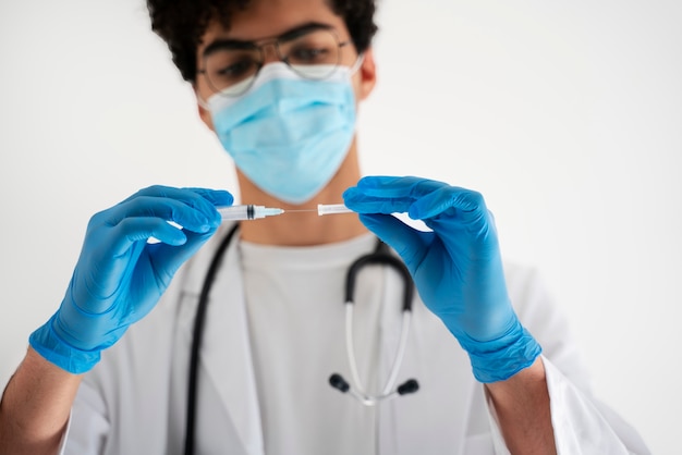 Iniezione della holding del medico di vista frontale