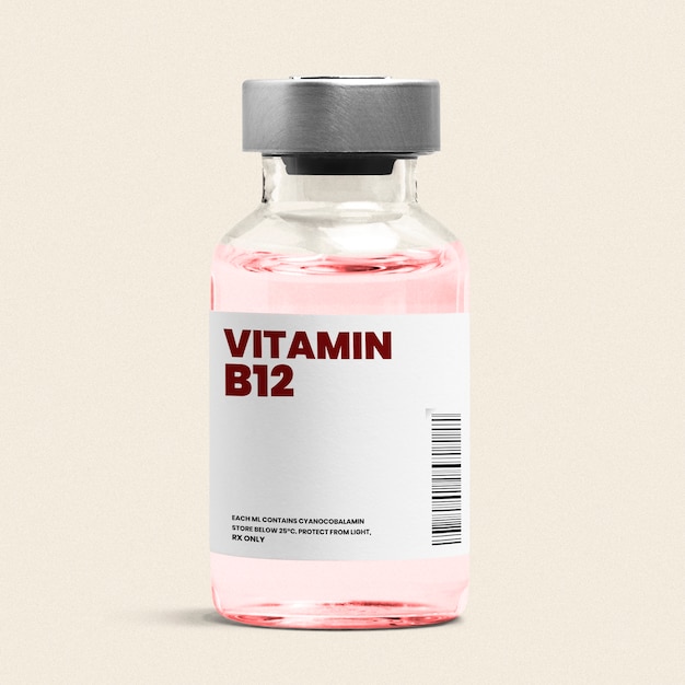 Iniezione di vitamina B12 in una bottiglia di vetro con liquido rosa