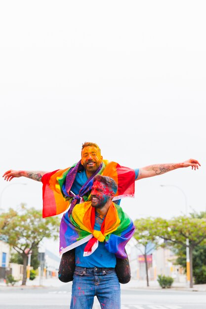 Innamorati gay allegri sporchi avendo fan sulla strada