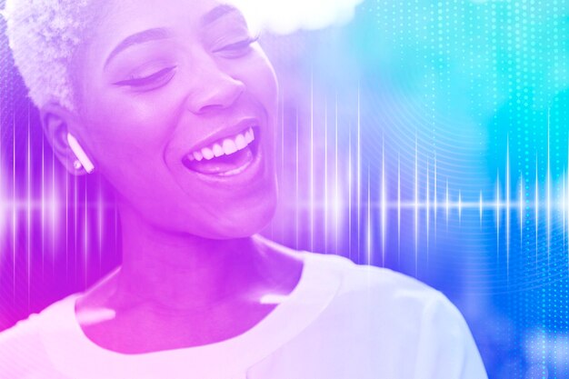 Innovazione di gadget musicali donna sorridente con tecnologia di intrattenimento per auricolari wireless remixata media