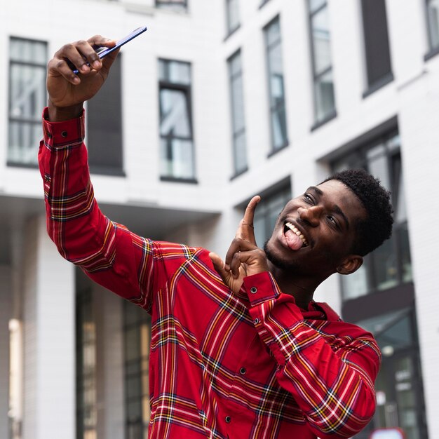 Inquadratura bassa dell'uomo che prende un selfie