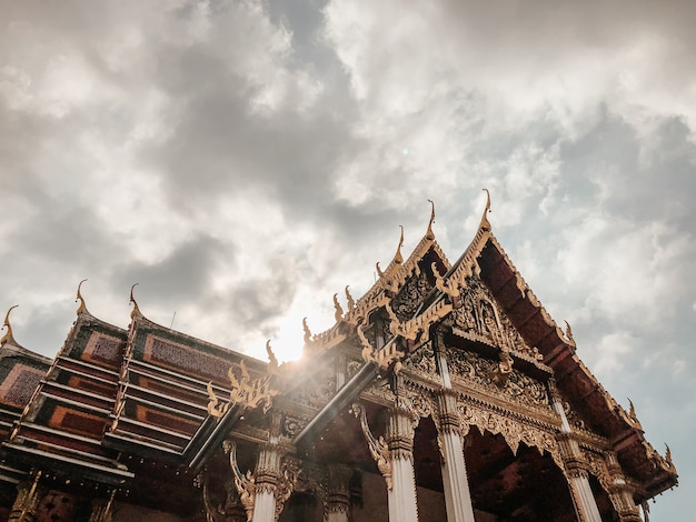 Inquadratura dal basso del bellissimo design di un tempio a Bangkok, in Thailandia