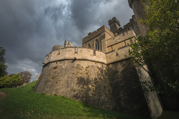 Inquadratura dal basso del castello e della cattedrale di Arundel circondati da un bellissimo fogliame