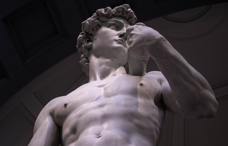 Foto gratuito inquadratura dal basso del david di michelangelo nella galleria dell'accademia di firenze