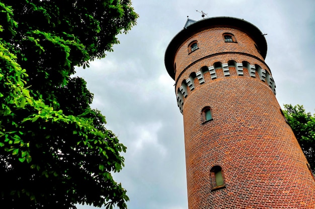 Inquadratura dal basso del faro Kolobrzeg in Polonia