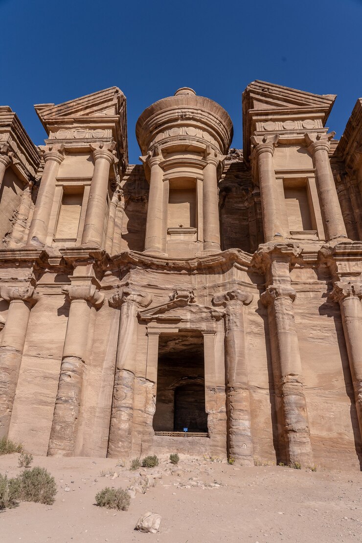 Foto gratuito inquadratura dal basso del petra uum in giordania durante il giorno