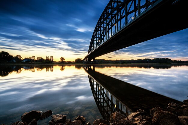 Inquadratura dal basso del ponte del porto di Sydney in Australia durante il tramonto