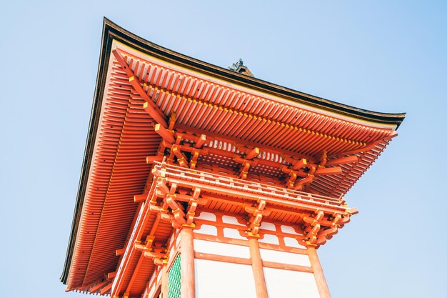 Inquadratura dal basso del tempio Kiyomizu-Dera a Kyoto, in Giappone