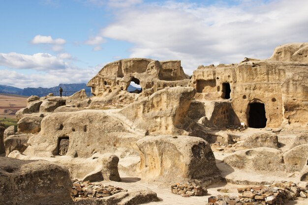 Inquadratura dal basso dell'antica città scavata nella roccia Uplistsikhe in Georgia