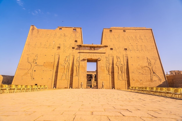 Inquadratura dal basso dell'ingresso principale del Tempio di Horus a Edfu, in Egitto