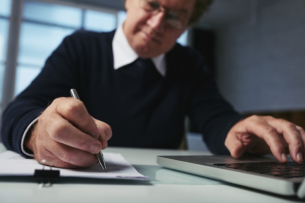 Inquadratura dal basso dell'uomo scrivere idee