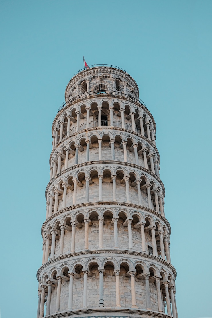 Foto gratuito inquadratura dal basso della bellissima torre pendente di pisa sotto un cielo blu