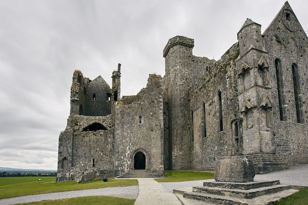 Inquadratura dal basso della Rocca di Cashel Cashel Irlanda