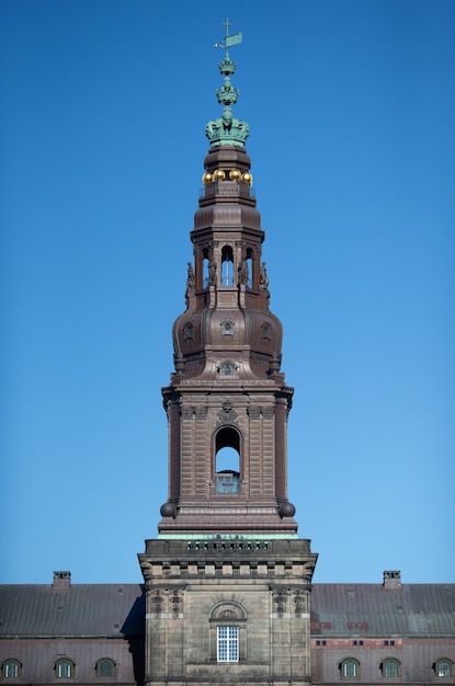 Inquadratura dal basso della torre del palazzo di Christiansborg su un cielo limpido