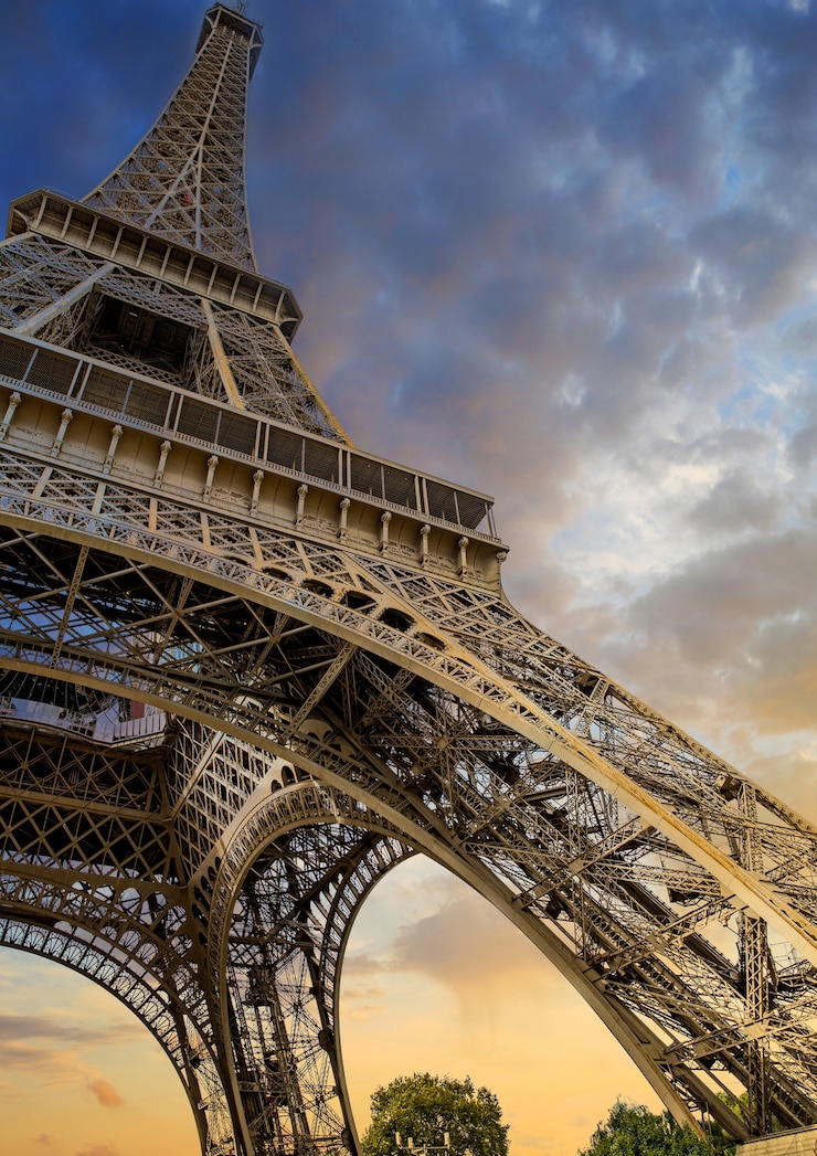 Foto gratuito inquadratura dal basso della torre eiffel a parigi, francia
