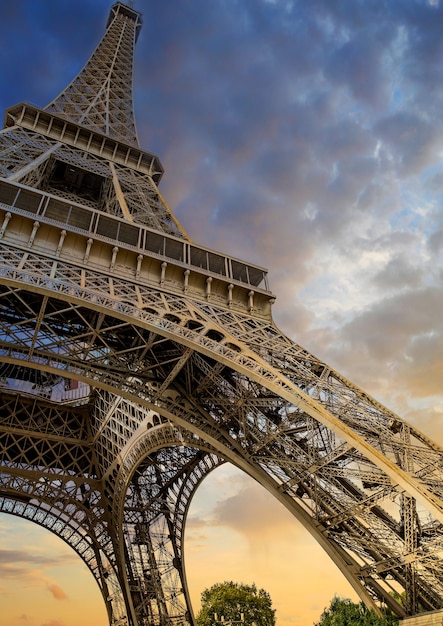 Inquadratura dal basso della Torre Eiffel a Parigi, Francia