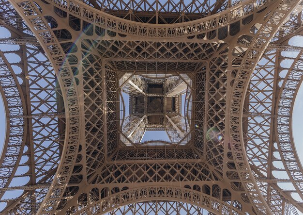 Inquadratura dal basso della Torre Eiffel, Parigi