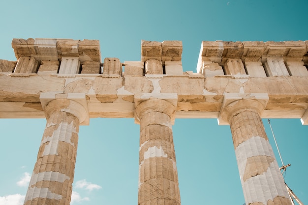 Inquadratura dal basso delle colonne del Pantheon dell'Acropoli di Atene, in Grecia sotto il cielo