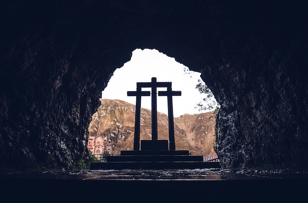 Inquadratura dal basso delle croci di pietra del santuario di Covadonga, Covadonga, Spagna