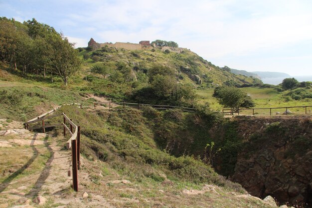 Inquadratura dal basso delle mura di Hammershus sulla cima di una collina a Bornholm