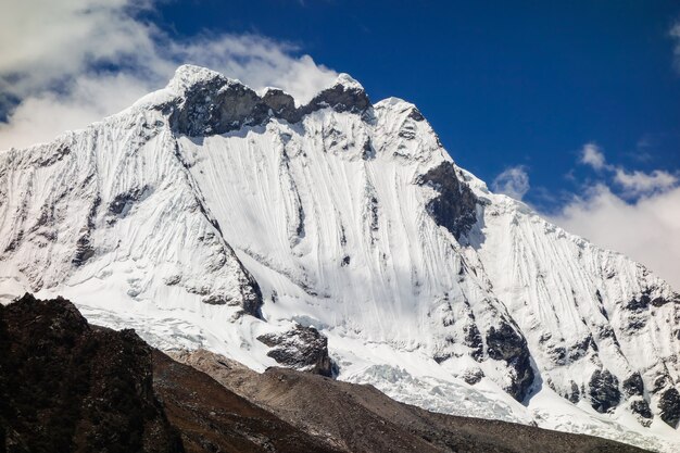 Inquadratura dal basso delle scogliere innevate catturata in una giornata di sole