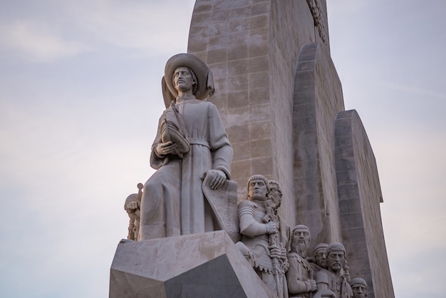 Inquadratura dal basso delle statue sul monumento delle scoperte a Lisbona in Portogallo