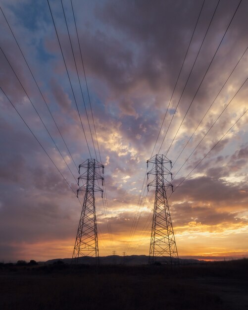 Inquadratura dal basso di cavi elettrici sotto un bellissimo cielo al tramonto