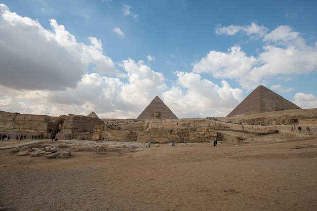 Inquadratura dal basso di due piramidi egizie una accanto all'altra