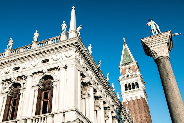 Inquadratura dal basso di un bellissimo e antico edificio sotto il cielo blu catturato in Piazza San Marco