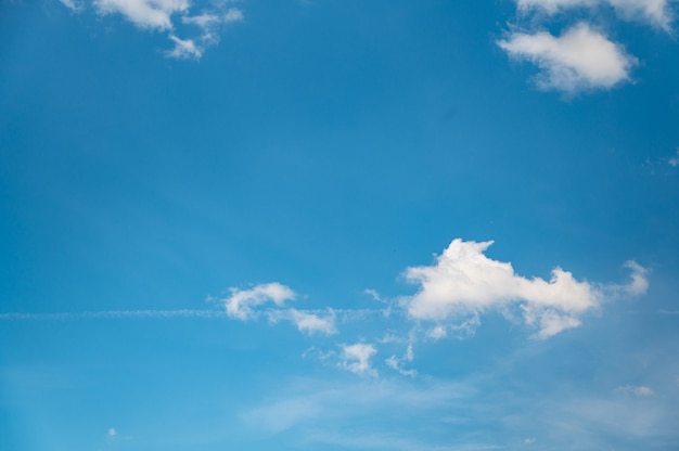 Inquadratura dal basso di un bellissimo panorama di nuvole su un cielo blu