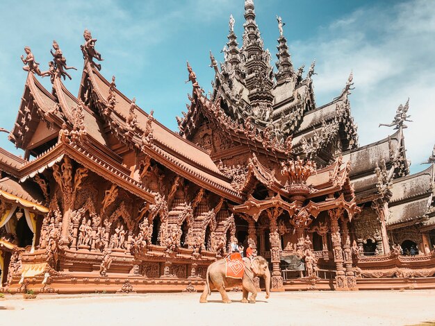 Inquadratura dal basso di un bellissimo santuario della verità a pattaya, thailandia