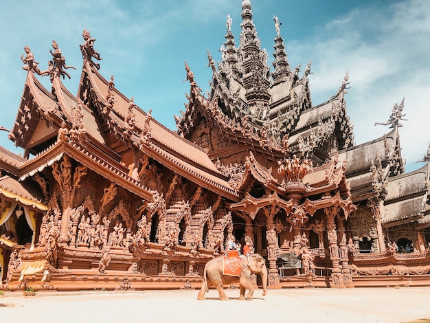 Inquadratura dal basso di un bellissimo santuario della verità a pattaya, thailandia