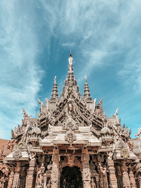Inquadratura dal basso di un bellissimo santuario della verità a pattaya, thailandia