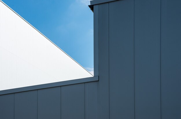 Inquadratura dal basso di un edificio bianco con il cielo blu chiaro