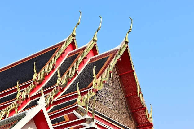 Inquadratura dal basso di un edificio religioso storico che tocca il cielo limpido