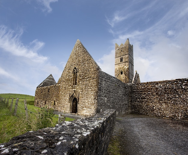 Inquadratura dal basso di un lecarrow del convento di Rosserk in Irlanda