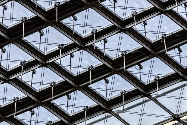 Inquadratura dal basso di un soffitto di vetro di un edificio con motivi interessanti